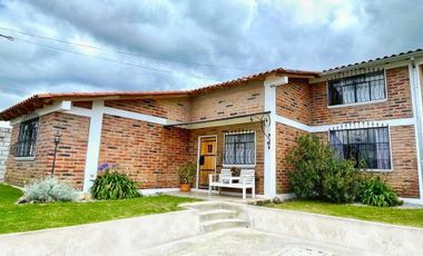 Casa de dos plantas en excelente ubicación en Cayambe