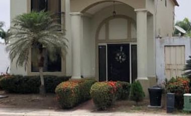 Hermosa Casa Amoblada Remodelada en Alquiler
