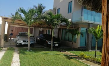 EN VENTA CASA EN ACAPULCO PIE DE LA CUESTA CON FRENTE DE PLAYA FRACCIONAMIENTO LUCES EN EL MAR
