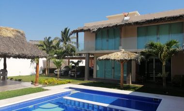 EN VENTA CASA EN ACAPULCO PIE DE LA CUESTA CON FRENTE DE PLAYA FRACCIONAMIENTO LUCES EN EL MAR