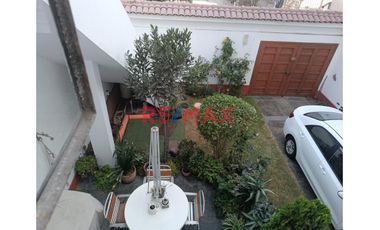 Casa De Tres Pisos En Salamanca De Monterrico, Urb. Recaudadores