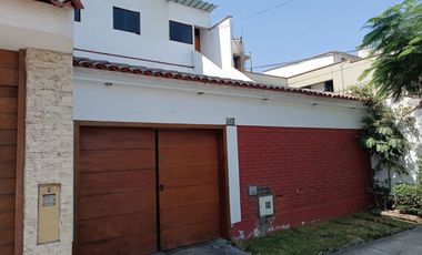 Casa De Tres Pisos En Salamanca De Monterrico, Urb. Recaudadores