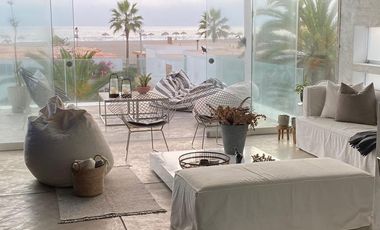 Moderna, impecable y preciosa casa de playa en en exclusivo condominio de playa (km 65Panamericana Sur).Excelente ubicación con 2 vistas, una hacia el