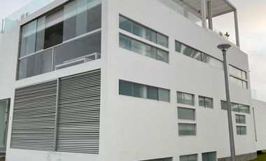 Moderna, impecable y preciosa casa de playa en en exclusivo condominio de playa (km 65Panamericana Sur).Excelente ubicación con 2 vistas, una hacia el