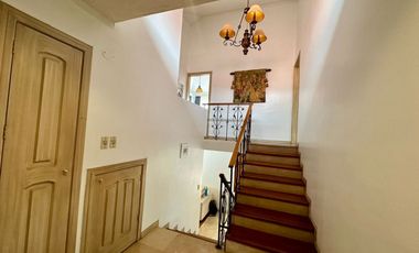 HERMOSA CASA DE VENTA CON PISCINA POR EL RESERVORIO DE CUMBAYÁ!!