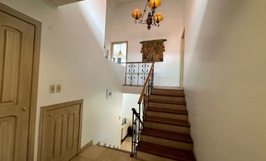 HERMOSA CASA DE VENTA CON PISCINA POR EL RESERVORIO DE CUMBAYÁ!!