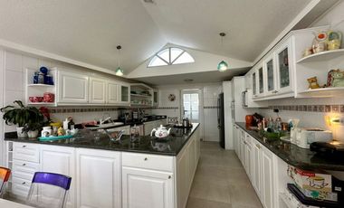 HERMOSA CASA DE VENTA CON PISCINA POR EL RESERVORIO DE CUMBAYÁ!!