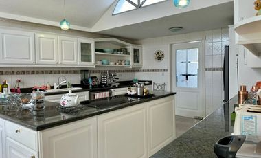 HERMOSA CASA DE VENTA CON PISCINA POR EL RESERVORIO DE CUMBAYÁ!!