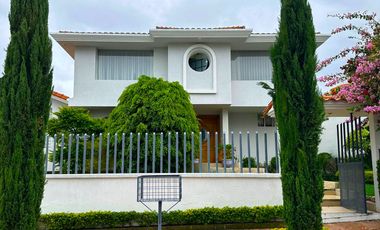 HERMOSA CASA DE VENTA CON PISCINA POR EL RESERVORIO DE CUMBAYÁ!!