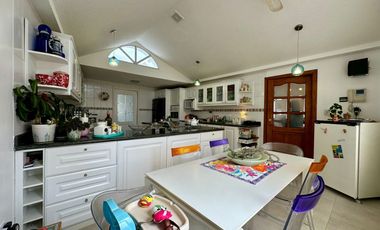 HERMOSA CASA DE VENTA CON PISCINA POR EL RESERVORIO DE CUMBAYÁ!!