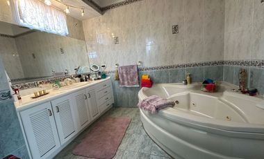 HERMOSA CASA DE VENTA CON PISCINA POR EL RESERVORIO DE CUMBAYÁ!!