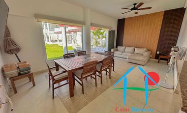 Casa en venta con terraza con salida y acceso a jardín y albercas