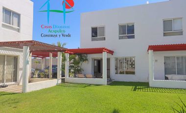 Casa en venta con terraza con salida y acceso a jardín y albercas