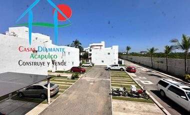 Casa en venta con terraza con salida y acceso a jardín y albercas