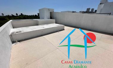 Casa en venta con terraza con salida y acceso a jardín y albercas