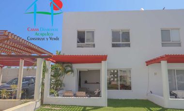 Casa en venta con terraza con salida y acceso a jardín y albercas