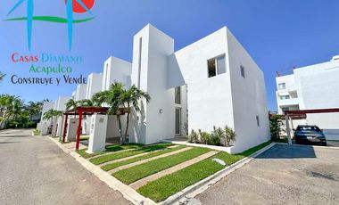 Casa en venta con terraza con salida y acceso a jardín y albercas