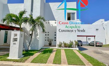 Casa en venta con terraza con salida y acceso a jardín y albercas