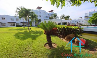 Casa en venta con terraza con salida y acceso a jardín y albercas