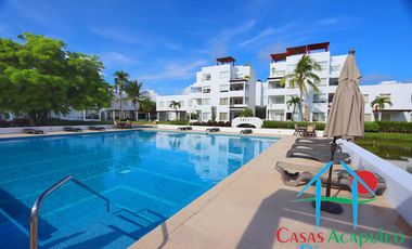 Casa en venta con terraza con salida y acceso a jardín y albercas