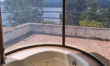 Excelente vista al Embalse de Tomine y a las montañas