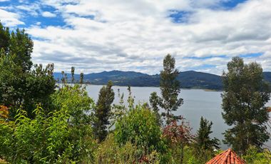 Excelente vista al Embalse de Tomine y a las montañas