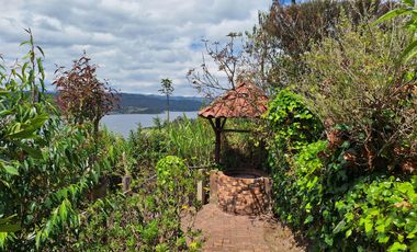 Excelente vista al Embalse de Tomine y a las montañas