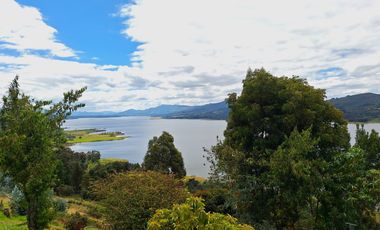 Excelente vista al Embalse de Tomine y a las montañas