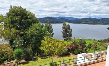 Excelente vista al Embalse de Tomine y a las montañas