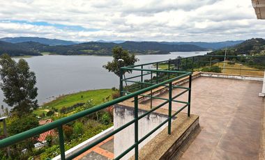 Excelente vista al Embalse de Tomine y a las montañas
