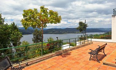Excelente vista al Embalse de Tomine y a las montañas