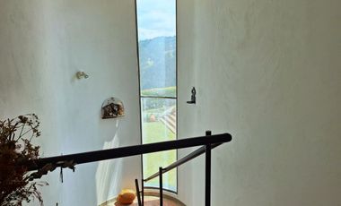 Excelente vista al Embalse de Tomine y a las montañas