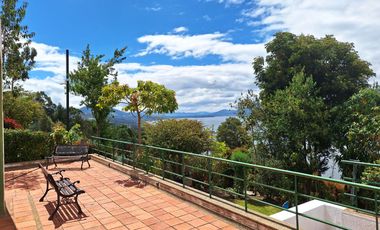 Excelente vista al Embalse de Tomine y a las montañas