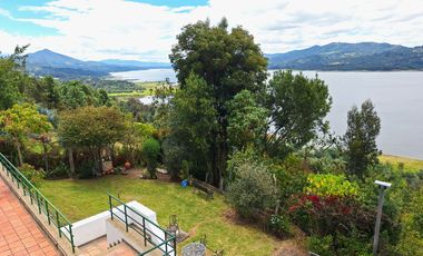 Excelente vista al Embalse de Tomine y a las montañas
