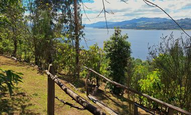 Excelente vista al Embalse de Tomine y a las montañas
