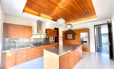 Five Bedroom Home with Pool For Rent in Mandaue
