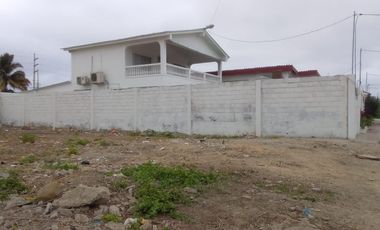 VENTA DE AMPLIA CASA EN SALINAS