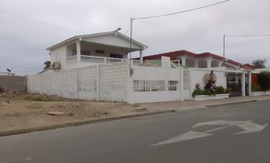 VENTA DE AMPLIA CASA EN SALINAS