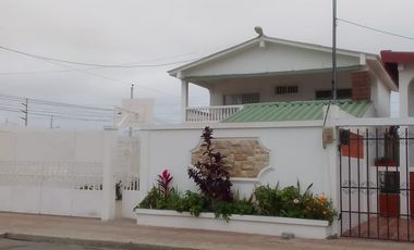 VENTA DE AMPLIA CASA EN SALINAS