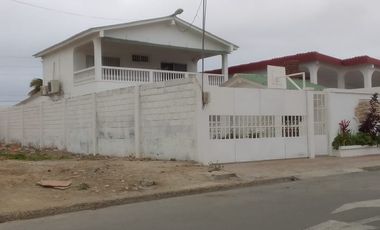 VENTA DE AMPLIA CASA EN SALINAS