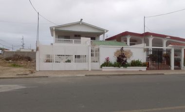 VENTA DE AMPLIA CASA EN SALINAS