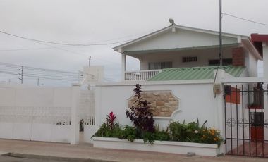 VENTA DE AMPLIA CASA EN SALINAS
