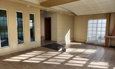 Renta Casa en juriquilla 5 recamaras, amplio jardin. Queretaro