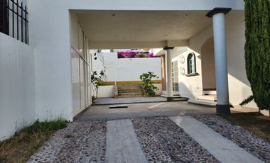 Renta Casa en juriquilla 5 recamaras, amplio jardin. Queretaro