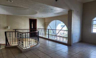Renta Casa en juriquilla 5 recamaras, amplio jardin. Queretaro