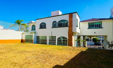 Renta Casa en juriquilla 5 recamaras, amplio jardin. Queretaro