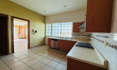 Renta Casa en juriquilla 5 recamaras, amplio jardin. Queretaro