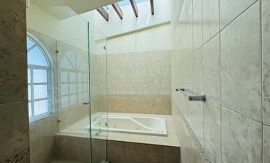 Renta Casa en juriquilla 5 recamaras, amplio jardin. Queretaro