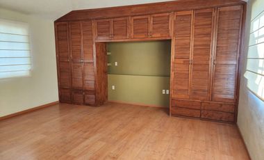Renta Casa en juriquilla 5 recamaras, amplio jardin. Queretaro
