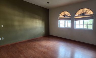 Renta Casa en juriquilla 5 recamaras, amplio jardin. Queretaro